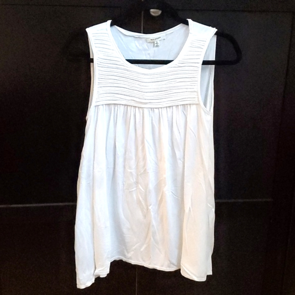 🆕 White sleeveless flowy top